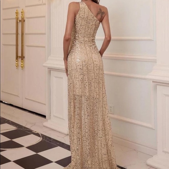 Golden dress - Picture 2 of 3